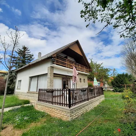 Parti Nyaralo בית נופש