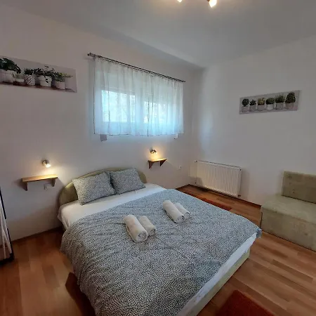 Parti Nyaralo באלאטונפורד