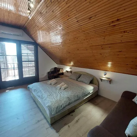 Parti Nyaralo באלאטונפורד