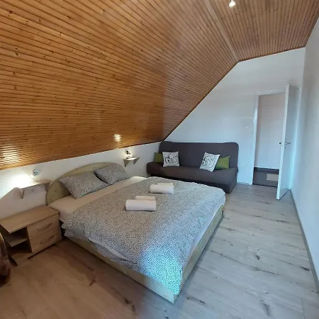 Parti Nyaralo בית נופש